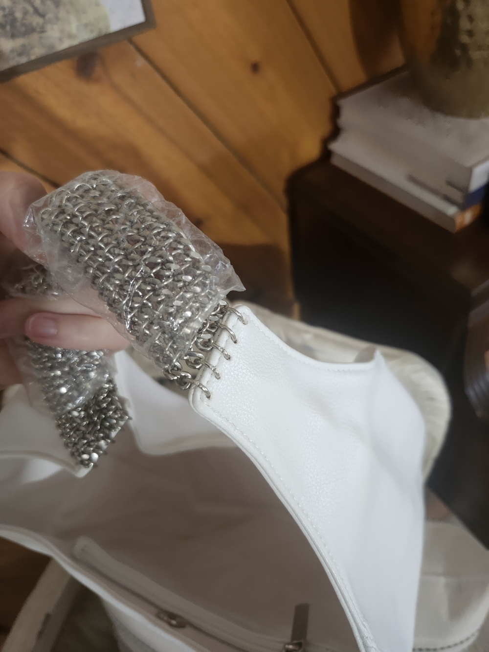White Minimalist Hobo Handbag Chainlink Style Handle Detail - Picture 5 of 6